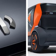 Bên trái là logo của HiPhi, bên phải là logo trên xe của Mobilize, thương hiệu con của Renault.